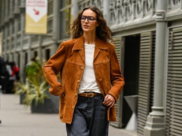 Mujer vestida con una chaqueta de ante