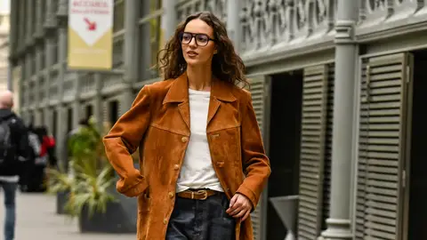 Mujer vestida con una chaqueta de ante Mujer vestida con una chaqueta de ante
