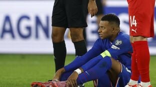 Kylian Mbapp&eacute;, tocado en el partido con Francia