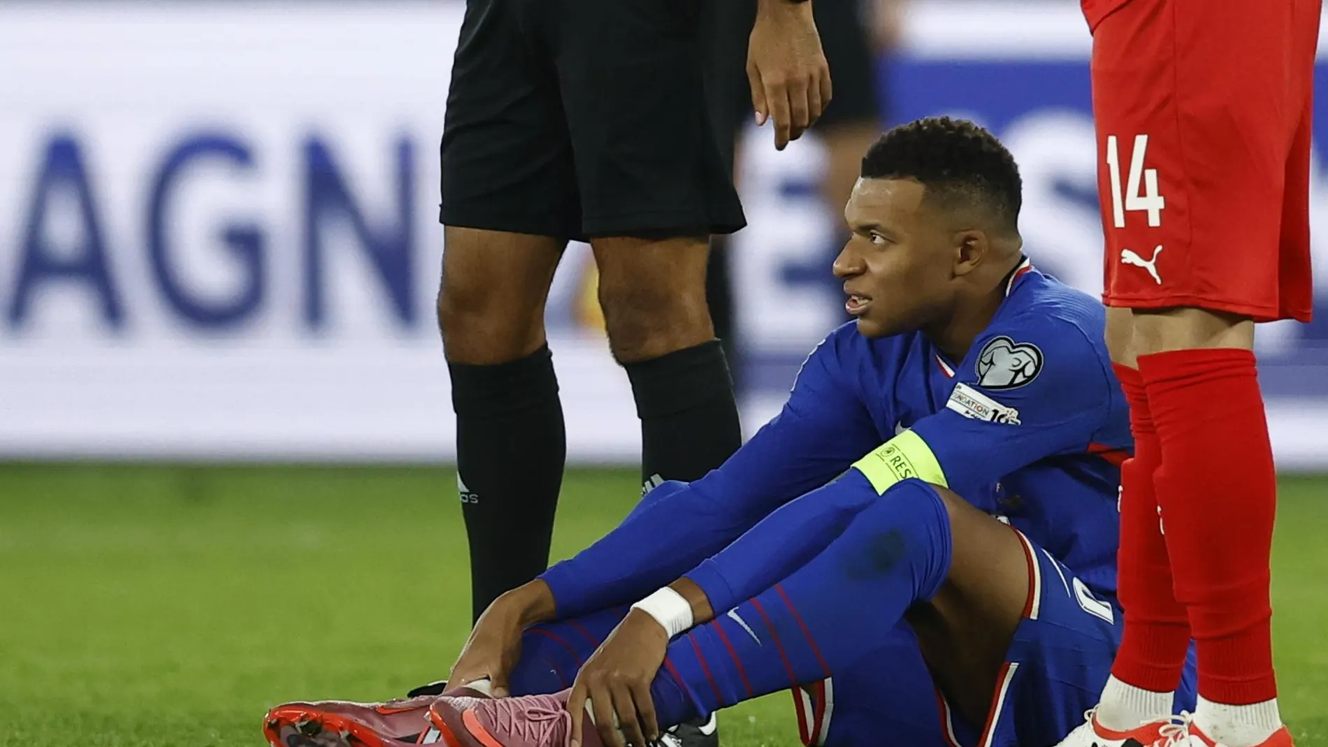 Kylian Mbappé, tocado en el partido con Francia Kylian Mbappé, tocado en el partido con Francia