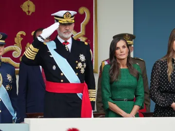 La princesa Leonor, los reyes Felipe y Letizia y la infanta Sofía en el desfile de las Fuerzas Armadas del 12 de octubre La princesa Leonor, los reyes Felipe y Letizia y la infanta Sofía en el desfile de las Fuerzas Armadas del 12 de octubre