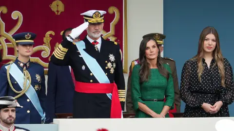 La princesa Leonor, los reyes Felipe y Letizia y la infanta Sofía en el desfile de las Fuerzas Armadas del 12 de octubre La princesa Leonor, los reyes Felipe y Letizia y la infanta Sofía en el desfile de las Fuerzas Armadas del 12 de octubre