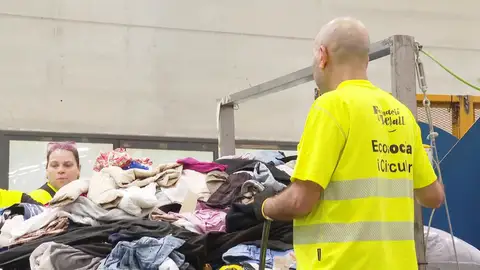 Imagen de los contenedores de ropa. Imagen de los contenedores de ropa.