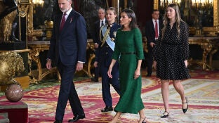 Los Reyes saludan a los alcaldes de la dana en la recepci&oacute;n en el Palacio Real