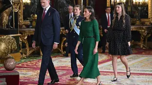 Los Reyes saludan a los alcaldes de la dana en la recepción en el Palacio Real Los Reyes saludan a los alcaldes de la dana en la recepción en el Palacio Real