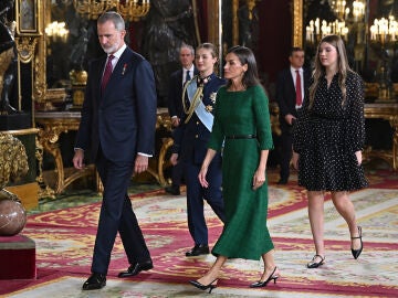 Los Reyes saludan a los alcaldes de la dana en la recepción en el Palacio Real
