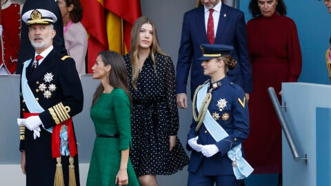 La princesa Leonor, los reyes Felipe y Letizia y la infanta Sofia en el desfile de las Fuerzas Armadas del 12 de octubre