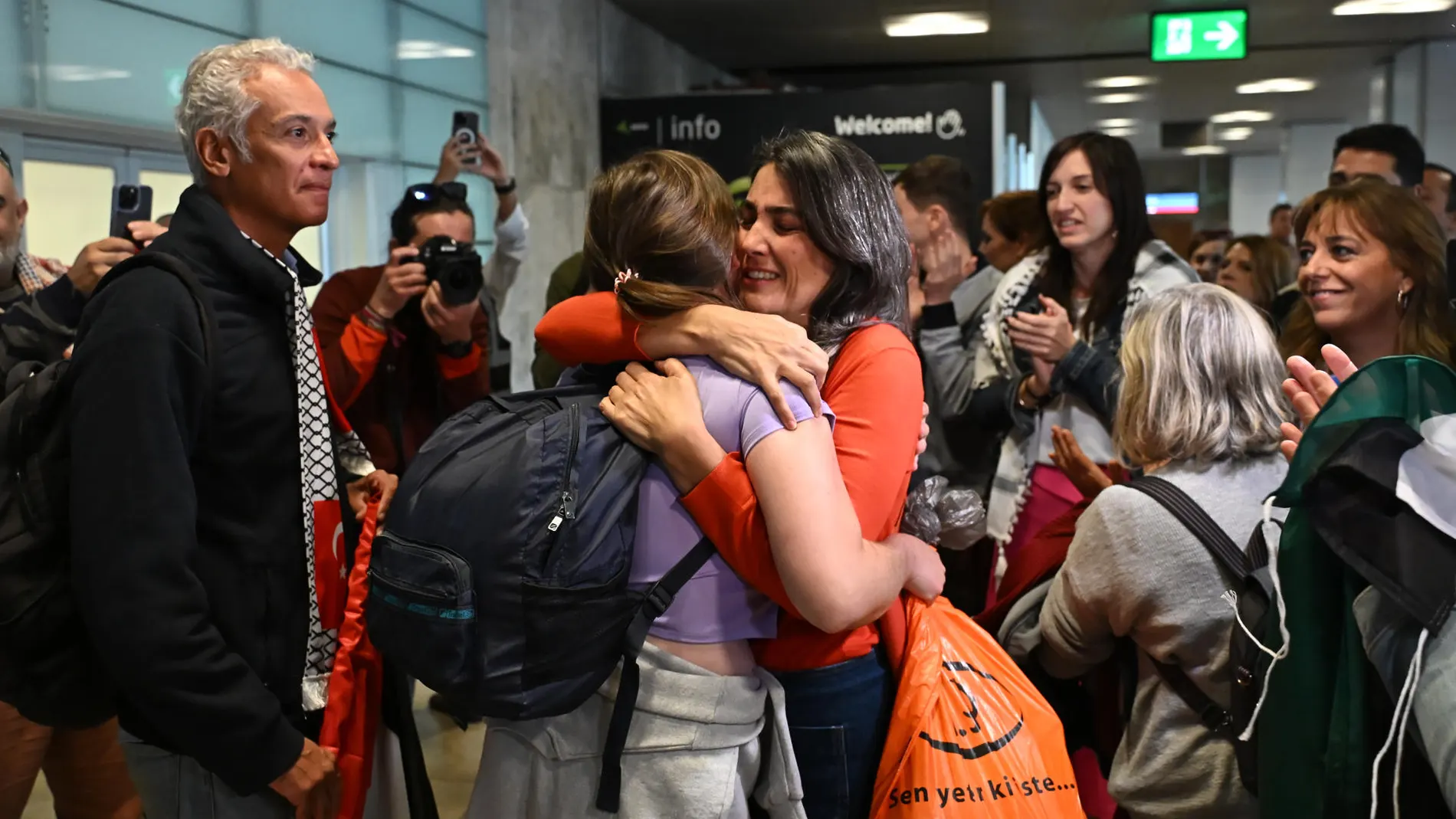 Ayer, la portavoz de Más Madrid en la Asamblea de Madrid, Manuela Bergerot, recibió a la diputada de su partido Jimena González Ayer, la portavoz de Más Madrid en la Asamblea de Madrid, Manuela Bergerot, recibió a la diputada de su partido Jimena González