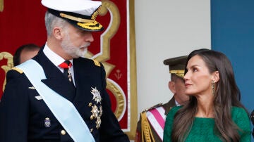 Imagen de Felipe VI y Leticia durante el desfile del Día de la Hispanidad.