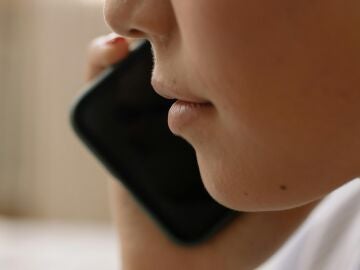 Imagen de una persona realizando una llamada telefónica. 