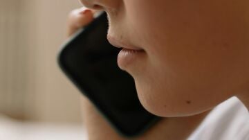 Imagen de una persona realizando una llamada telefónica. 