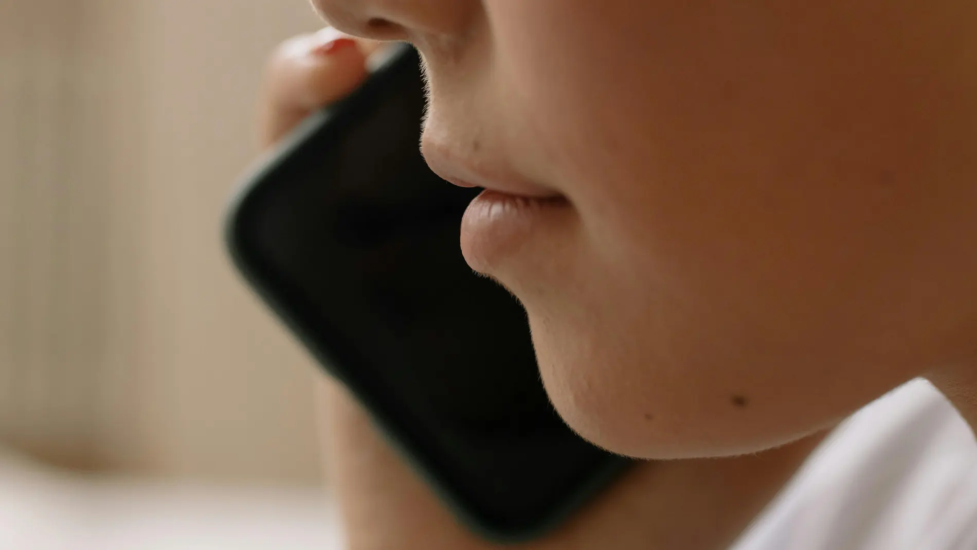 Imagen de una persona realizando una llamada telefónica. Imagen de una persona realizando una llamada telefónica.