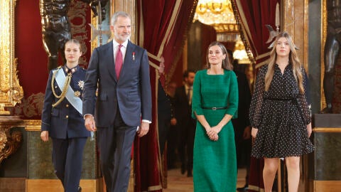 La familia real en el besamanos en el Palacio Real