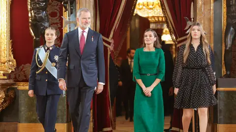 La familia real en el besamanos en el Palacio Real La familia real en el besamanos en el Palacio Real