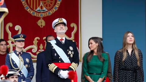 La princesa Leonor, los reyes Felipe y Letizia y la infanta Sofia en el desfile de las Fuerzas Armadas del 12 de octubre