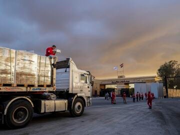Imagen de un camión en el paso fronterizo de Rafah, en Egipto. 
