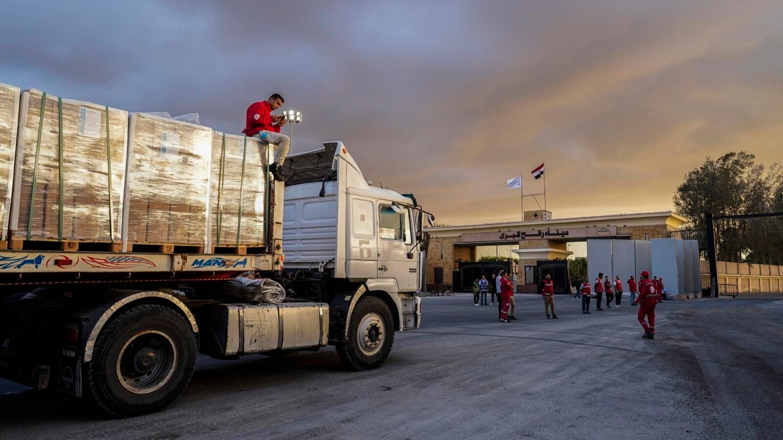 300 camiones con ayuda humanitaria han entrado en Gaza a través de Egipto 