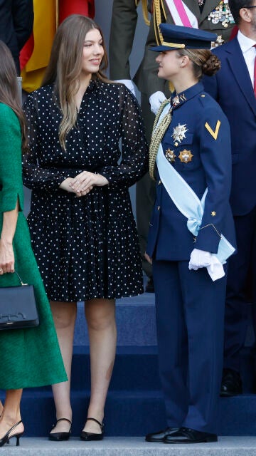 La infanta Sofía y la princesa Leonor hablando tras el desfile militar