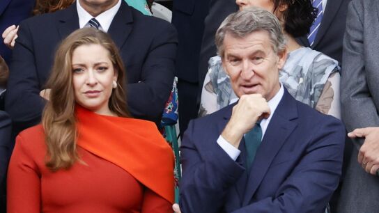 Imagen de Esther Mu&ntilde;oz y Alberto N&uacute;&ntilde;ez Feij&oacute;o durante el desfile del 12 de octubre