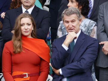 Imagen de Esther Muñoz y Alberto Núñez Feijóo durante el desfile del 12 de octubre