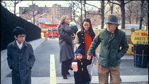 Mia Farrow y Woody Allen con sus hijos Moses, Ronan, Dylan y Soon-Yi Previn en 1988 Mia Farrow y Woody Allen con sus hijos Moses, Ronan, Dylan y Soon-Yi Previn en 1988