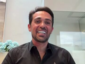 Alberto Contador en conexión con Antena 3 Deportes