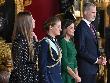 La complicad de la princesa Leonor y la infanta Sofía en el Día de la Hispanidad La complicad de la princesa Leonor y la infanta Sofía en el Día de la Hispanidad