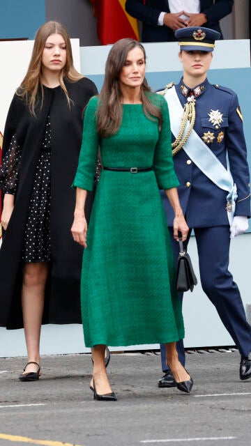 La infanta Sofía, la reina Letizia y la princesa Leonor durante el desfile de las Fuerzas Armadas del 12 de octubre