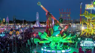 Imagen de varias atracciones en una feria. Imagen de varias atracciones en una feria.