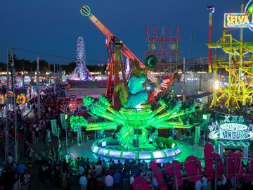 Imagen de varias atracciones en una feria.