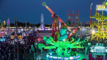 Imagen de varias atracciones en una feria.