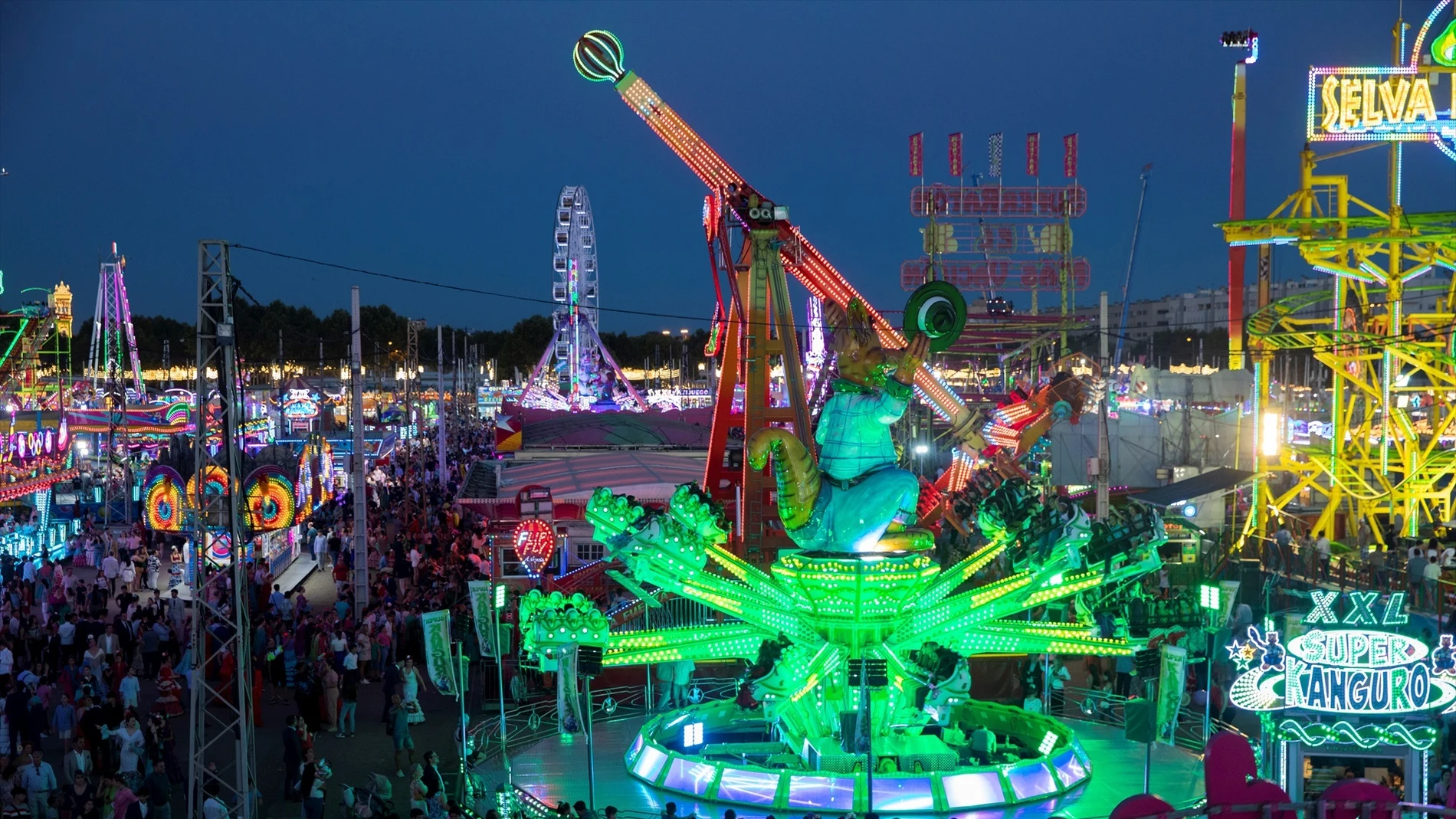 Imagen de varias atracciones en una feria. Imagen de varias atracciones en una feria.