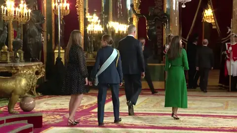 Cariñoso gesto de Leonor a Sofía en el besamanos Cariñoso gesto de Leonor a Sofía en el besamanos