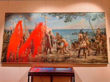 Imagen del 'Primer homenaje a Cristóbal Colón', de José Garnelo, tras el ataque de las dos activistas de Futuro Vegetal. 