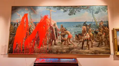 Imagen del 'Primer homenaje a Cristóbal Colón', de José Garnelo, tras el ataque de las dos activistas de Futuro Vegetal. Imagen del 'Primer homenaje a Cristóbal Colón', de José Garnelo, tras el ataque de las dos activistas de Futuro Vegetal.