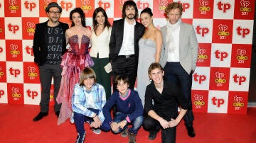 Imagen de Jimmy Shaw jubnto al resto del cast de Aguila Roja.