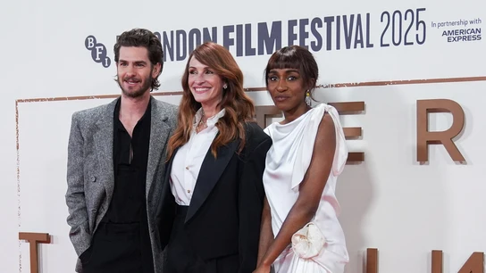 Andrew Garfield, Julia Roberts y Ayo Edebiri en el London Film Festival 2025 presentando Caza de Brujas Andrew Garfield, Julia Roberts y Ayo Edebiri en el London Film Festival 2025 presentando Caza de Brujas