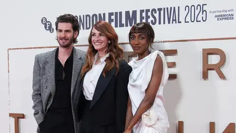 Andrew Garfield, Julia Roberts y Ayo Edebiri en el London Film Festival 2025 presentando Caza de Brujas Andrew Garfield, Julia Roberts y Ayo Edebiri en el London Film Festival 2025 presentando Caza de Brujas