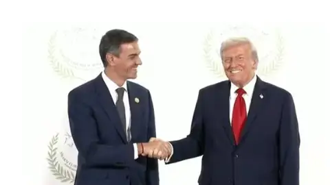 Sánchez y Trump se saludan con normalidad una semana después de pedir expulsar a España de la OTAN Sánchez y Trump se saludan con normalidad una semana después de pedir expulsar a España de la OTAN