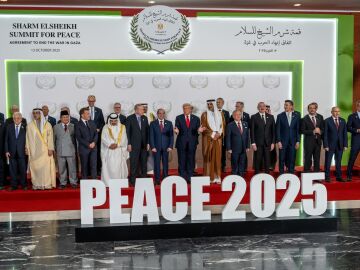 Imagen de los líderes internacionales en la cumbre de paz en Egipto