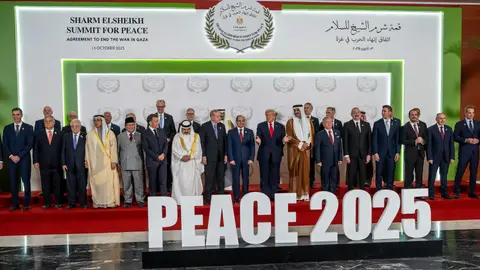 Imagen de los líderes internacionales en la cumbre de paz en Egipto Imagen de los líderes internacionales en la cumbre de paz en Egipto