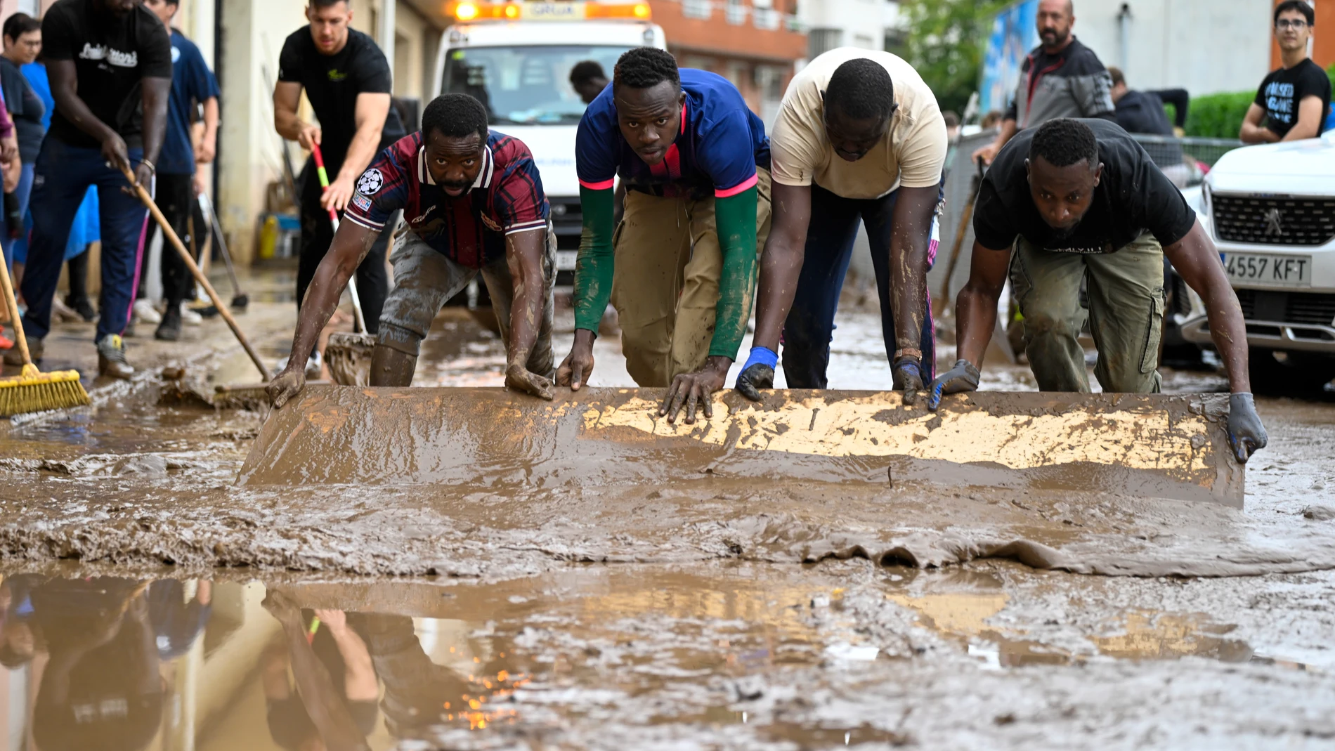 Varias personas trabajan en la limpieza de las calles en Mas de Barberans Varias personas trabajan en la limpieza de las calles en Mas de Barberans