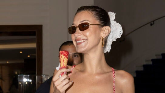 Bella Hadid con un scrunchie