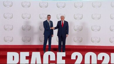 Vídeo: Así fue el saludo entre Donald Trump y Pedro Sánchez en la cumbre de Egipto 