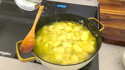 Mezcla bien, cúbrelas con agua, pon a punto de sal, tapa la tartera y cocínalas Mezcla bien, cúbrelas con agua, pon a punto de sal, tapa la tartera y cocínalas
