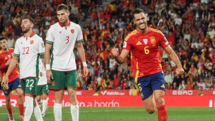 Mikel Merino celebra el gol ante Bulgaria