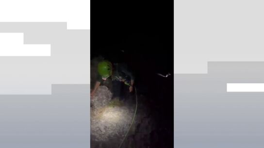  V&iacute;deo: el momento de un peligroso rescate despu&eacute;s de que dos senderistas quedaran atrapados a 1.900 metros en el Pirineo durante toda la noche