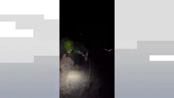 Vídeo: el momento de un peligroso rescate después de que dos senderistas quedaran atrapados a 1.900 metros en el Pirineo durante toda la noche Vídeo: el momento de un peligroso rescate después de que dos senderistas quedaran atrapados a 1.900 metros en el Pirineo durante toda la noche
