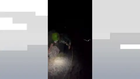 Vídeo: el momento de un peligroso rescate después de que dos senderistas quedaran atrapados a 1.900 metros en el Pirineo durante toda la noche Vídeo: el momento de un peligroso rescate después de que dos senderistas quedaran atrapados a 1.900 metros en el Pirineo durante toda la noche