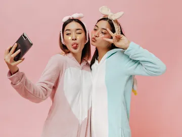 Ritual de belleza en dos mujeres asiáticas Ritual de belleza en dos mujeres asiáticas